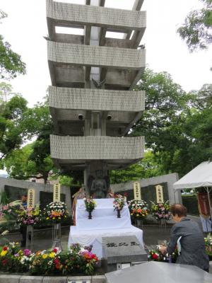 動員学徒慰霊慰霊塔（写真）