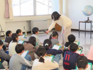 藤村さんから児童に質問（写真）