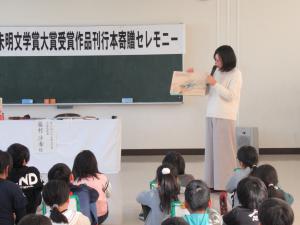 藤村さんがお子様とともに制作された絵本童話を朗読（写真）