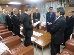 議会改革推進会議の提言（写真）