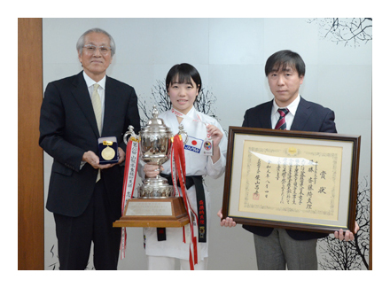 KARATE1ユースリーグカデット女子組手部門出場選手による銀メダル獲得報告（写真）