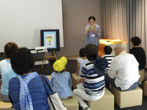 文学館おはなし会の様子（写真）