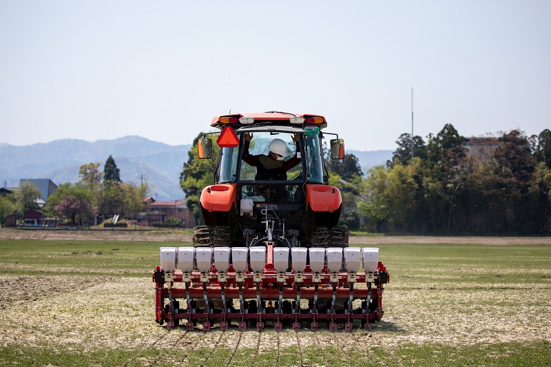 直進キープトラクターとV溝乾田直播機（写真）