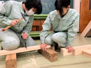 ノミによる木材の切込み作業の様子（写真）