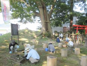 会員の方々による美化活動の様子（写真）