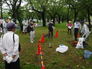 桜守の土壌改良作業説明の様子（写真）