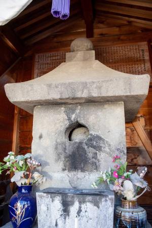 曽根田子育地蔵尊（写真）