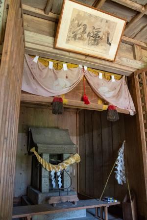 社殿内の祠（写真）