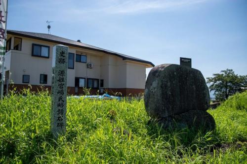 宮島館跡源姓宮島氏略譜碑（写真）