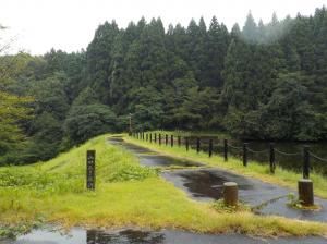 道の奥の杉林の中に歌碑があります。（写真）