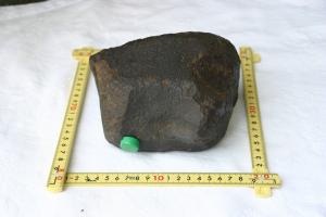 櫛池の隕石（写真）