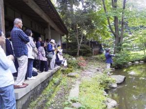 庭園を説明している様子（写真）