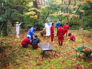 地元中学生らによる清掃活動の様子（写真）