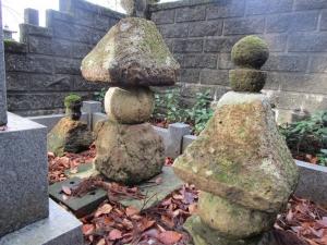 直峰城主の墓(写真)