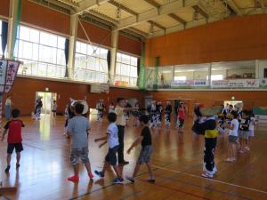 子どもたちへ踊りを教えている様子（写真）