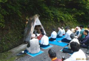 熊野神社宮司の祝詞を聞く氏子たち（写真）