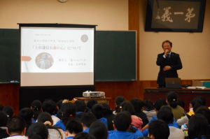 春日小学校で「義の心」を伝える様子（写真）