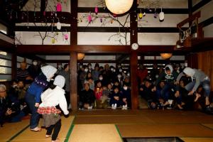 子馬の飛び跳ねる様子（写真）