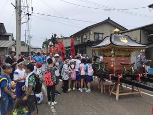 神輿の町内巡行の様子（写真）