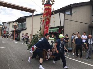 山車を引きまわす場面の様子（写真）