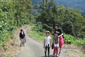 高山ウォーキングに参加する子どもたち（写真）