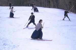 一本杖スキーの披露とその衣装（写真）
