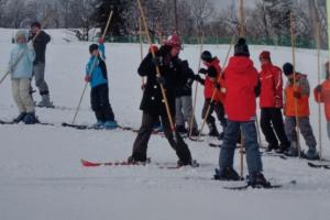 子どもたちへの一本杖スキーの指導（写真）