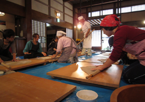 食体験でのそば打ちの様子（写真）