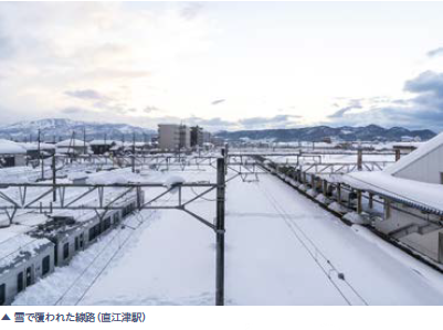 雪で覆われた線路（直江津駅）の写真