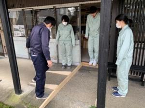 製作するスロープの長さなどを現地で確認している様子（写真）