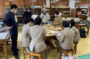 防腐剤の塗装作業の様子（写真）