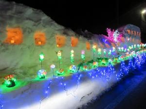 雪で作られた花壇とカラフルな電飾（写真）