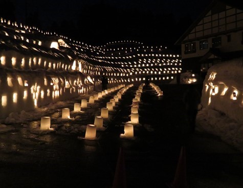 六夜山荘前の灯の回廊写真