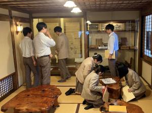 雁木町屋を見学している様子（写真）