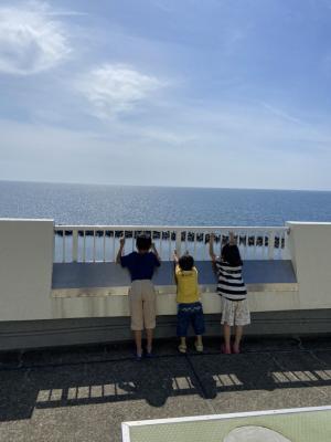 子供たちが海を眺めている様子（写真）