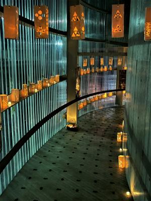 雪のまちみらい館回廊に4段展示された灯ろう（写真）