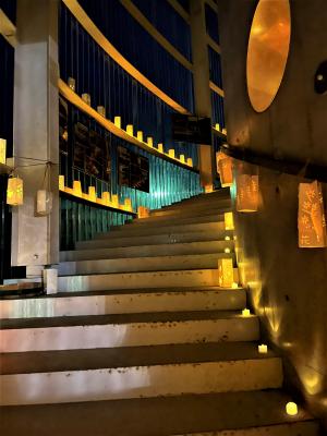 雪のまちみらい館回廊に2段展示された灯ろう　階段に展示された灯ろう（写真）