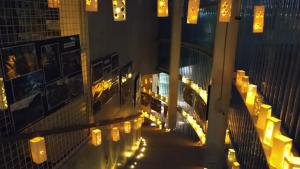 雪のまちみらい館回廊に展示された灯ろう　上方から撮影（写真）