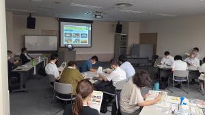 観光庁の小林さんの講演を聞く様子の写真