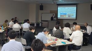 アイエムタクシーの牧野さんの講演の様子の写真