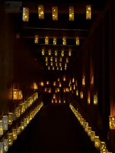 灯ろうが飾り付けられた廊下（写真）