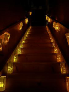 灯ろうが飾り付けられた階段（写真）