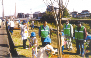 地域住民や園児たちによる桜植樹の様子（写真）