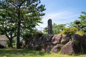 福島城祉の石碑と石垣（写真）