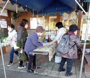 収穫祭にてふるまいの様子（写真）