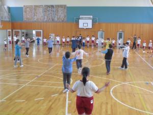 高士小学校での踊りの練習（写真）