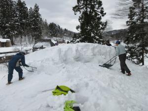 高齢者世帯の雪下ろし作業の様子（写真）