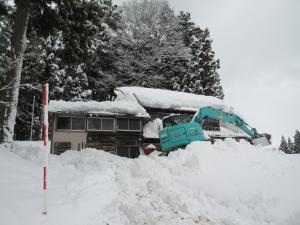 屋根雪下ろしと重機による除雪の様子（写真）