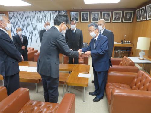 議会改革推進会議の提言（写真）