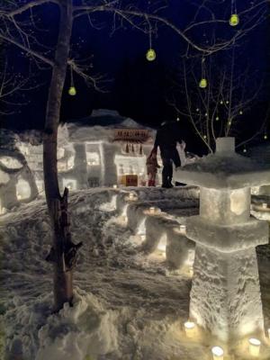 安塚区円平坊地区（縁結び神社）本殿と雪灯篭（写真）